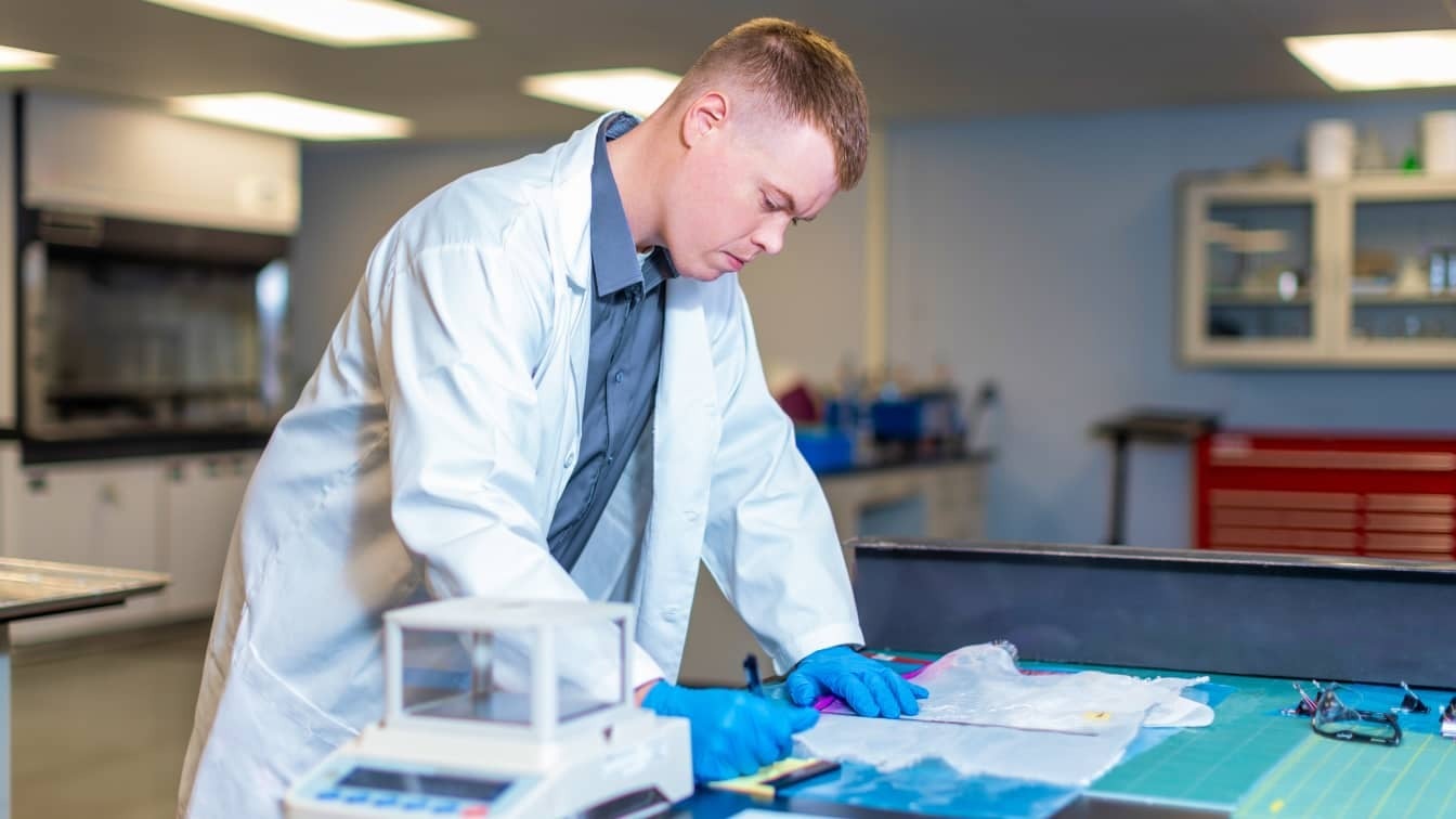 Une personne travaillant en laboratoire