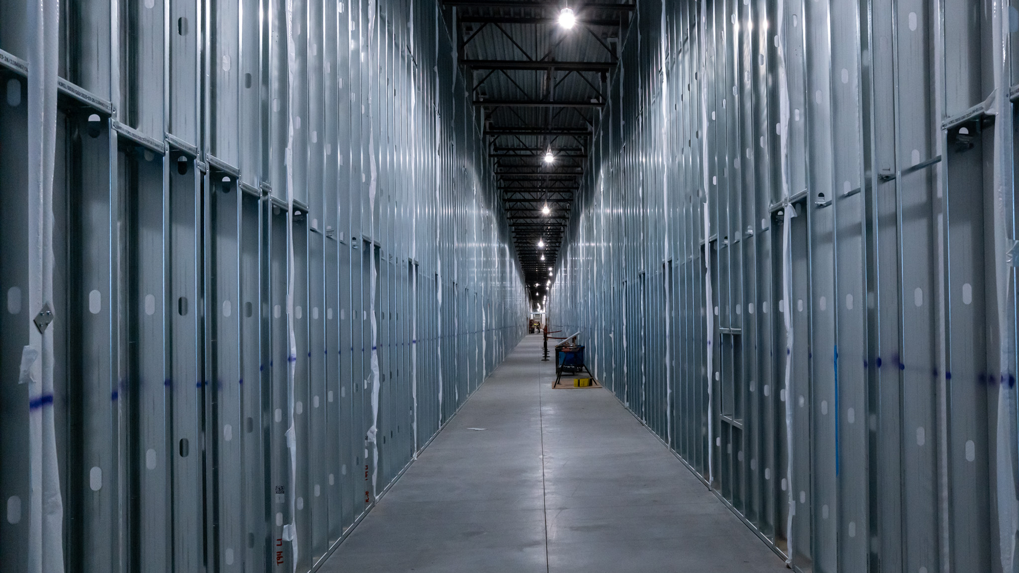 Vue d’un corridor à l’intérieur d’un centre de données en construction