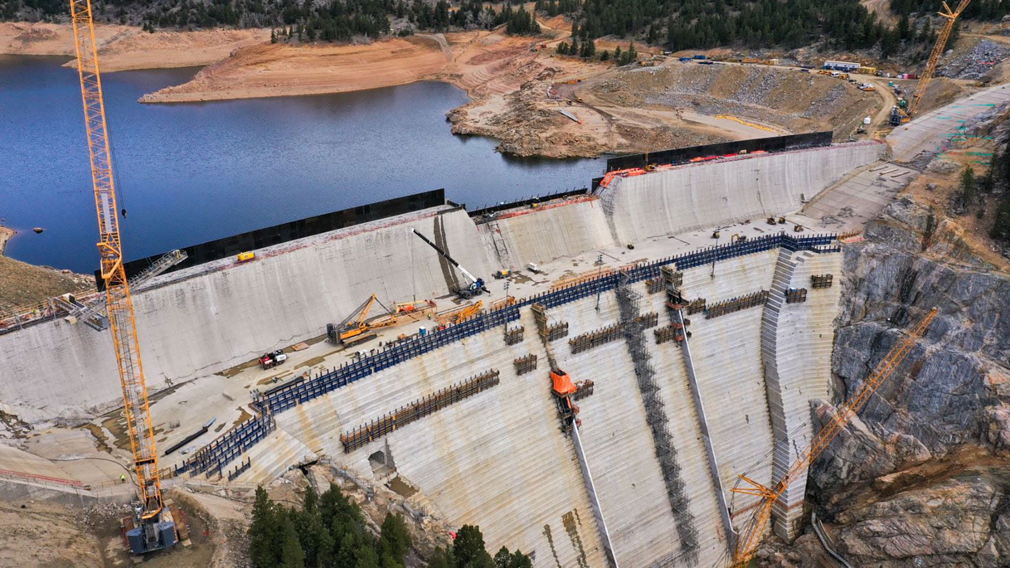 Perspective aérienne de la construction de l’expansion du barrage du réservoir Gross, avec le nouveau déversoir plus élevé en cours de construction. 