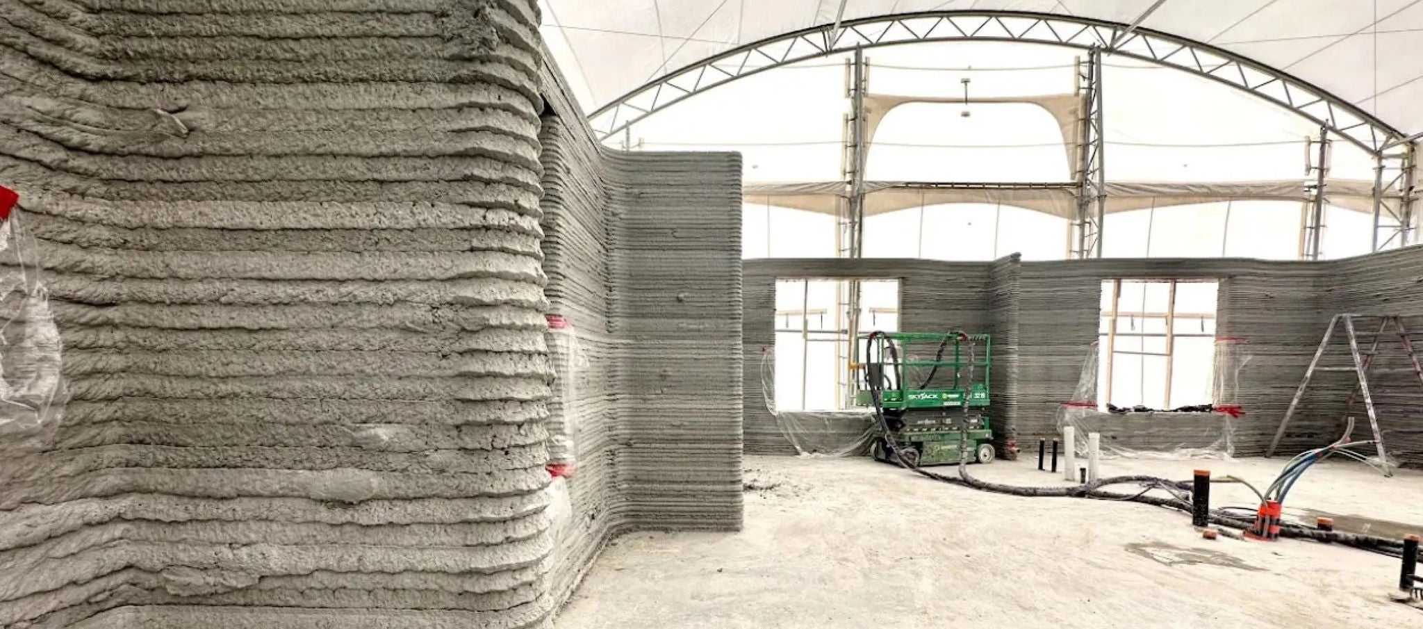Vue intérieure d’une impression de béton 3D en cours de construction