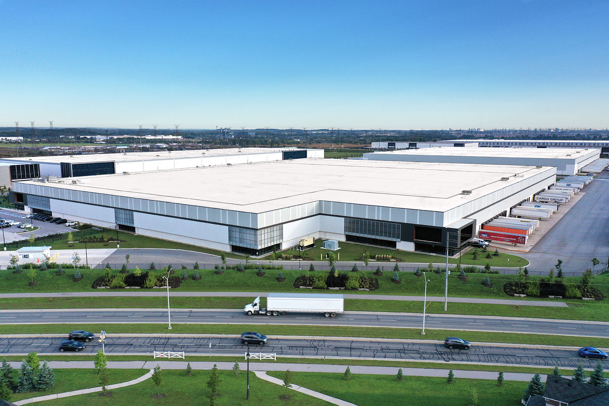 Centre de données avec une route devant.