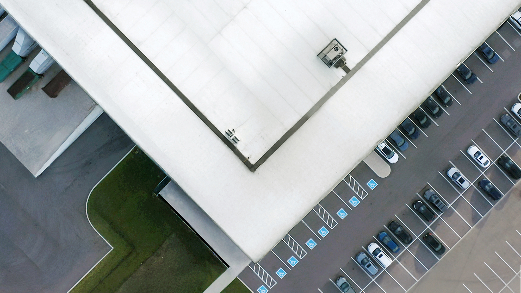 Un entrepôt entouré de champs