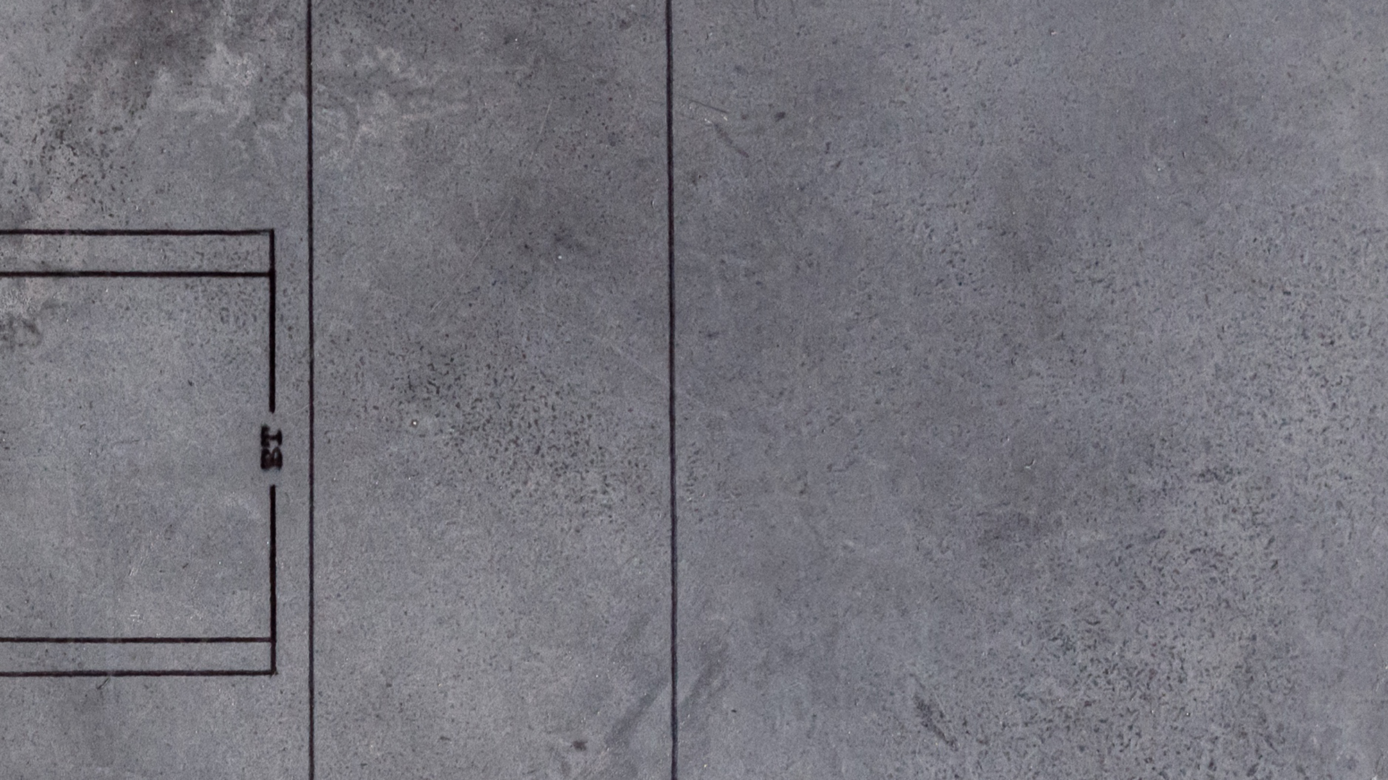 Gros plan sur un plancher en béton avec des marques.